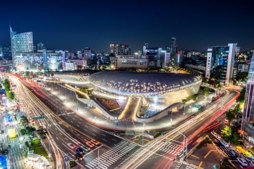 ナイトショッピング東大門（写真提供：韓国観光公社）