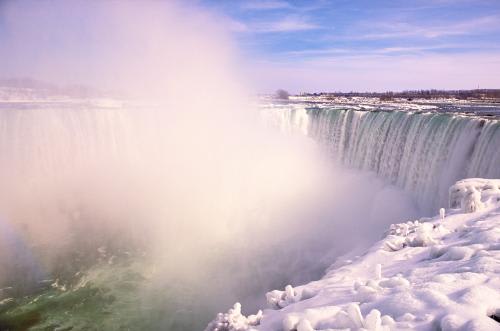*冬のナイアガラ滝　写真提供：オンタリオ州観光局