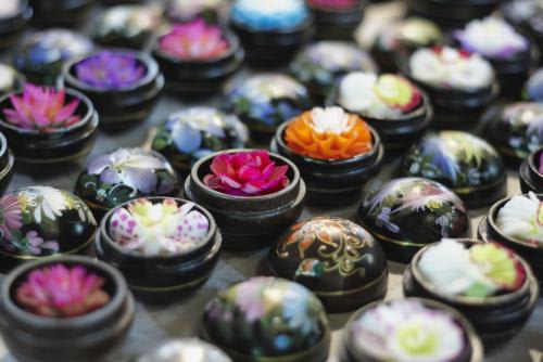 カラフルな伝統工芸品(イメージ)