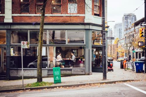 *バンクーバーのおしゃれな街並み　(C)Tourism Vancouver/Nelson Mouellic