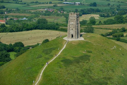 オプショナルツアーのご用意ございます／パワースポットとして有名なグラストンベリー(c)VisitBritain Jason Hawkes