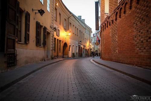 【ビリニュス】夕暮れの小道(イメージ)(c)www.Lithuania.Travel