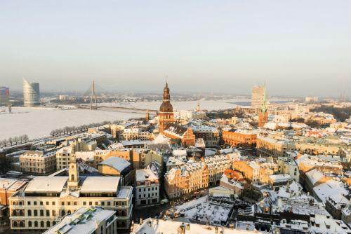 リガ　冬の旧市街の遠景(イメージ)／(C)latvia.travel