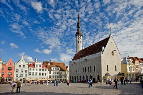 【タリン】旧市街の中心ラコエヤ広場（イメージ）(C)Visit Estonia
