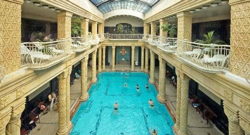 温泉大国ブダペストでは人気温泉施設へのチケットお手配できます。Danubius-Hotel-Gellert　温泉プール（イメージ）