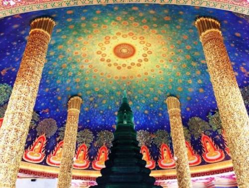 ワットパクナムの幻想的な天井画