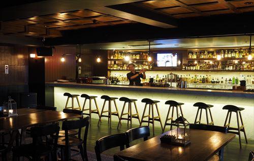 【アイズスミニャック】シングルモルト/種類も豊富なお酒が並ぶバーカウンター（イメージ）