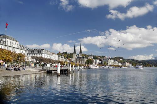 【ルツェルン】ルツェルン湖畔イメージ 写真：スイス政府観光局/Elge Kenneweg