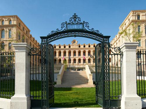 ホテルの変更アレンジが可能です！例）InterContinental Marseille - Hotel Dieu　外観(C)MIKI TRAVEL