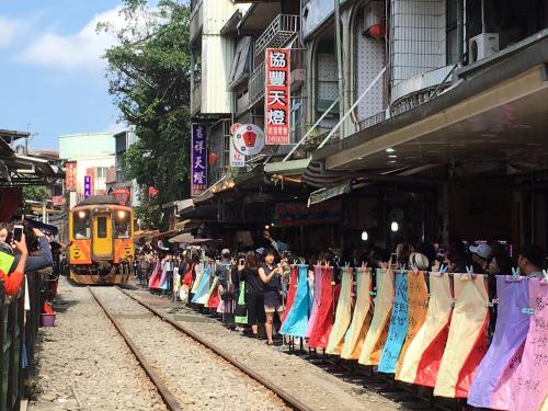 【台北】十分老街で天燈上げ