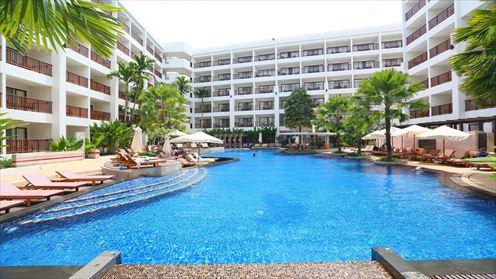 【Deevana Plaza Patong Phuket】広々としたスイミングプール