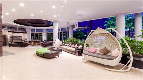 【Deevana Plaza Patong Phuket】ゲストをあたたかくおもてなすロビー