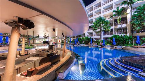 【Deevana Plaza Patong Phuket】リゾートには欠かせないプールバー
