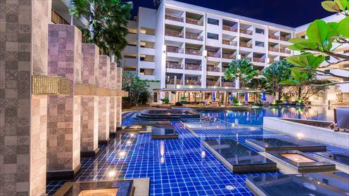 【Deevana Plaza Patong Phuket】プールを囲むように建つ