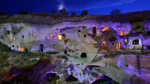 ライトアップされたカッパドキアの洞窟住居/イメージ