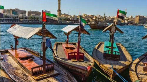 伝統的なアラブの渡し船アブラ/イメージ