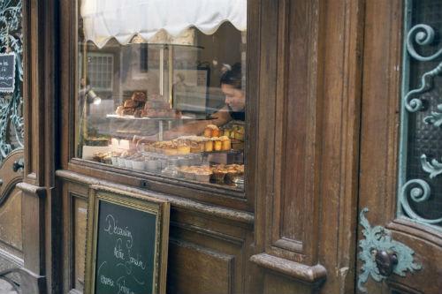 ルーアンの窓から見えるケーキとパティシエ　イメージ(C)Atout France-Nathalie Baetens