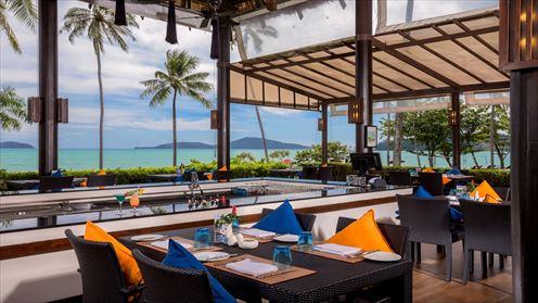 【Vijit Resort】ビーチ沿いのバー(ホテル提供)