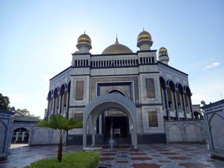 市内郊外に新しく建てられたニューモスク(社員撮影)