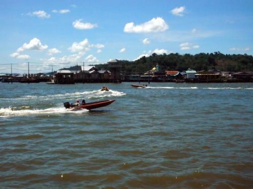 ブルネイの国民の移動手段は水上タクシー